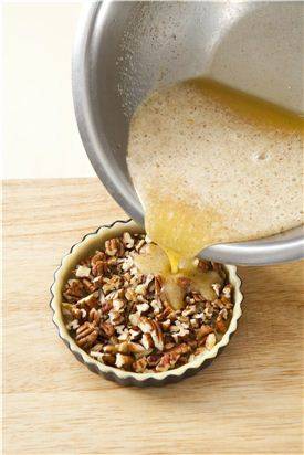 6. 냉장고에 넣어 둔 파이틀을 꺼내 피칸을 채우고 충전물을 부어 가득 채운 뒤 180℃로 예열된 오븐에 넣어 40~45분 정도 충분히 굽는다.