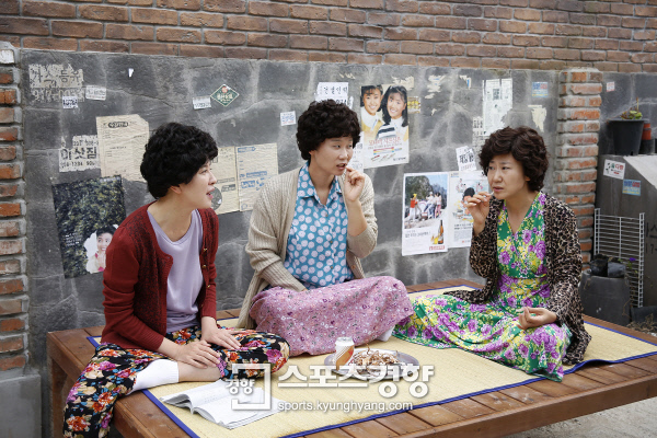 tvN ‘응답하라 1988’에서 골목 아줌마 3인방을 연기한 배우 이일화, 김선영, 라미란. 사진 tvN