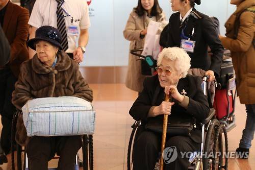 도쿄 도착한 일본군 위안부 피해자 할머니 (도쿄=연합뉴스) 조준형 특파원 = 지난해 말 한일 군위안부 문제 합의 이후 처음으로 일본군 위안부 피해자들이 일본을 찾았다. 군위안부 피해자인 이옥선(90·오른쪽), 강일출(89) 할머니가 25일 도쿄 하네다(羽田)공항에 도착하고 있다. 두 할머니는 오는 31일까지 도쿄와 오사카 등지에서 피해 증언 활동을 할 예정이다.