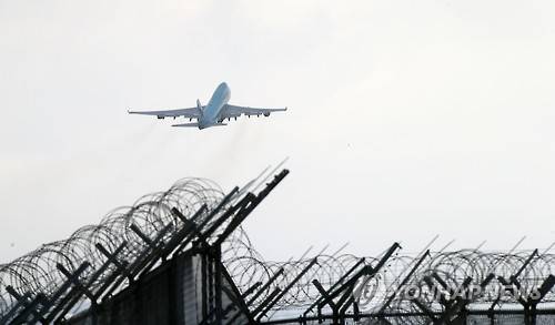 <최강한파> 이제 집으로! (제주=연합뉴스) 변지철 기자 = 25일 오후 제주공항 항공기 운항이 정상화되면서 비행기들이 속속 공항을 떠나고 있다. 2016.1.25 bjc@yna.co.kr