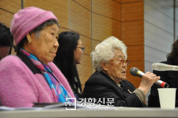 일본군 위안부 피해자 이옥선씨(오른쪽)가 26일 오후 일본 도쿄 중의원 제1의원회관에서 “당사자인 위안부 피해자를 배제한 채 이루어진 한·일 합의는 인정할 수 없다”고 밝히고 있다. 왼쪽은 강일출씨. 윤희일 특파원 yhi@kyunghyang.com