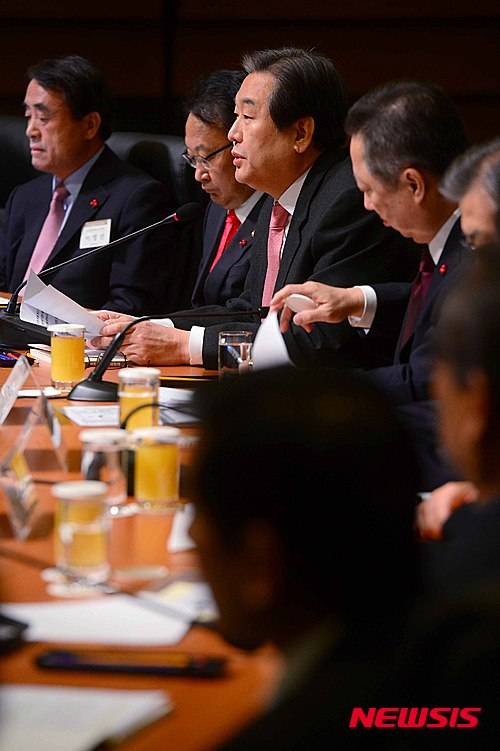 【서울=뉴시스】전신 기자 = 새누리당 김무성 대표가 26일 서울 중구 대한상공회의소 국제회의장에서 열린 중장기 경제 어젠다 전략회의에서 축사를 하고 있다. 2016.01.26. photo1006@newsis.com