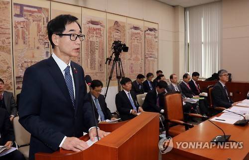 이준식 부총리, 누리과정·아동학대 현안보고 (서울=연합뉴스) 배재만 기자 = 이준식 사회부총리 겸 교육부 장관이 26일 오전 국회 교육문화체육관광위원회에서 열린 전체회의에서 누리과정·아동학대 현황 및 대책을 보고하고 있다.