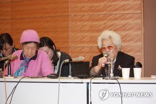 군위안부 피해자인 이옥선(90.오른쪽), 강일출(89) 할머니가 26일 오전 일본 도쿄 중의원 제1의원회관에서 내외신 기자 30여명이 참석한 가운데 기자회견을 하고 있다.