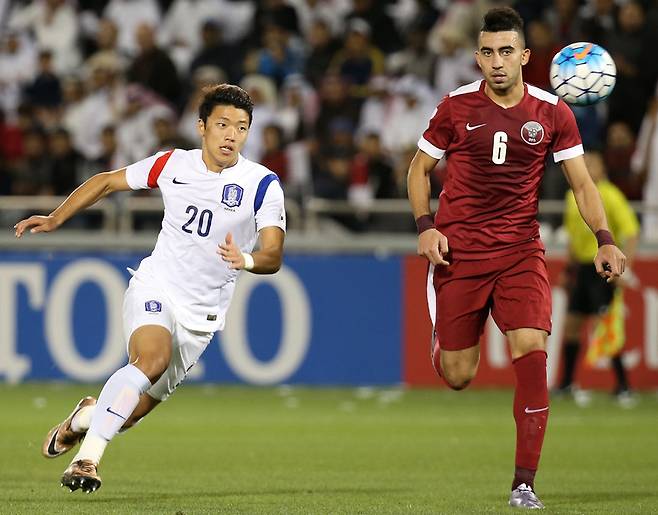 26일 오후(현지시간) 카타르 도하 알 사드 스포츠클럽에서 열린 2016 아시아축구연맹(AFC) U-23 챔피언십 4강 카타르 대 대한민국 경기. 한국 황희찬이 공을 쫓고 있다. (도하=연합뉴스)