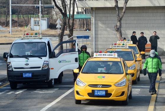 27일 오후 서울 마포구 서부운전면허시험장에서 장내기능시험이 진행되고 있다./ 사진=뉴스1