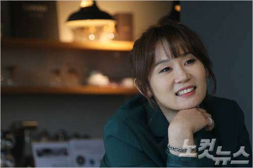 최근 종영된 tvN 드라마 ‘응답하라 1988’에서 선우 엄마 역으로 열연을 펼친 배우 김선영이 25일 오후 서울 삼청동 한 카페에서 CBS노컷뉴스와 인터뷰 전 포즈를 취하고 있다. 황진환기자