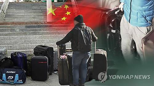 많은 짐을 든 중국인 관광객이 명동 지하도의 계단 앞에서 망설이고 있는 모습.<<연합뉴스TV 자료 사진>>