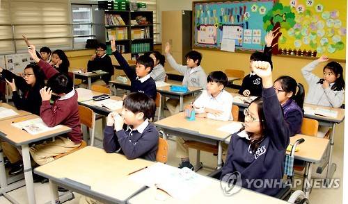 '저요 저요!' (서귀포=연합뉴스) 전지혜 기자 = 28일 제주 서귀포시 대정읍 제주영어교육도시의 한국국제학교(KIS) 초등학교 4학년 국어수업에서 학생들이 질문에 답변하기 위해 손을 들고 있다. 이 수업은 KIS에 파견된 남광초 김우경 교사가 진행했다. 2016.1.28 atoz@yna.co.kr