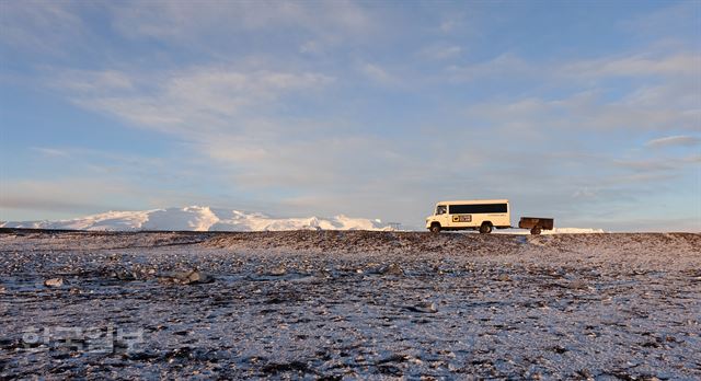 1박2일 남부해안투어를 떠난 20인승 미니버스. 남부해안 투어에서는 '얼음과 불의 나라' 아이슬란드의 진면목과 만날 수 있다.