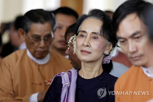 미얀마 민주주의민족동맹(NLD) 총재 아웅산 수치(가운데) [연합뉴스 자료사진]