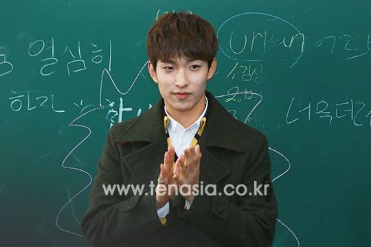 세븐틴 도겸이 졸업식에 참석하고 있다.