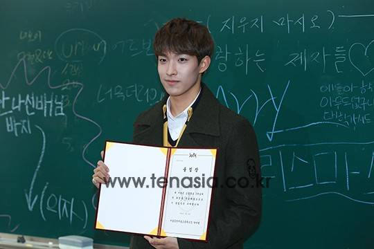 세븐틴 도겸이 졸업식에 참석해 졸업증을 들어 보이고 있다.