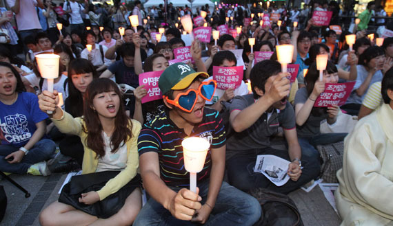 2011년 6월 8일 서울 청계광장에서 열린 집회에서 한대련 소속 학생 500여명이 ‘조건없는 반값등록금 실현’을 외치며 촛불을 들고 있다. 쇠파이프, 화염병으로 대변되던 운동 방식이 문화제 형태로 바뀌어 가는 과정의 단면이다. [중앙포토]