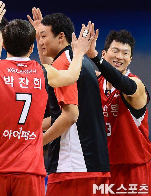 이정현이 4일 안양실내체육관에서 열린 고양 오리온과의 홈경기에서 승리를 거두고 동료들과 기쁨을 나누고 있다. 사진(안양)=김영구 기자