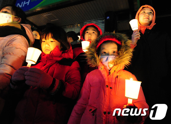 신산리 비상대책위원회는 7일 제주 서귀포시 성산읍 신산리 신산농협 앞에서 제2공항 건설 반대를 요구하는 촛불 문화제를 열고 있다.2015.12.7/뉴스1 © News1 이석형 기자