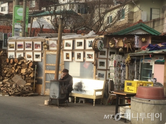 서울 성북구 성북동 북정마을의 중심부 마을 카페에 앉아 휴식을 취하고 있는 주민의 모습. @사진=신희은 기자.