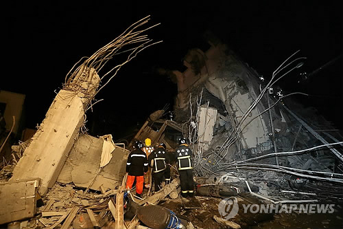 대만 규모 6.4 '지진'…가오슝시 지하 '진앙'      (타이난<대만> AFP=연합뉴스) 6일 새벽 규모 6.4의 지진이 발생한 대만 동남부 타이난(台南)시의 한 건물이 폭격을 맞은 듯 파괴돼 있다.      춘제(春節·설) 연휴가 시작된 이날 지진으로 융캉(永康)구 17층짜리 주상복합건물인 웨이관진룽(維冠金龍)대루가 반파돼 현재까지 최소 3명이 숨졌으며 수십 명이 여전히 매몰된 것으로 추정된다. 인근 16층짜리 웨이관(維冠)대루도 지진으로 무너져 150가구 가운데 현재 34명을 구조한 상태다. 진앙은 인근 가오슝시 메이눙(美濃)구의 지하 17㎞ 지점.