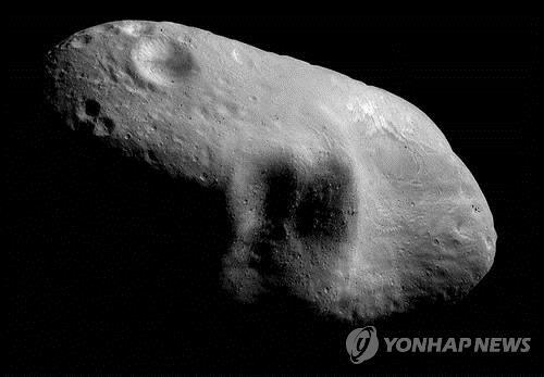 2000년 3월 3일 우주에서 찍힌 근지구 소행성 에로스(Eros) (AP=연합뉴스 자료사진)