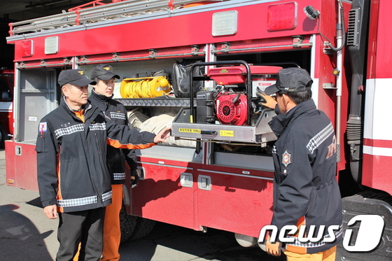 청양소방서 대원들이 소방차량과 보호장구 등 각종 장비를 점검하고 있다.© News1 조문현 기자