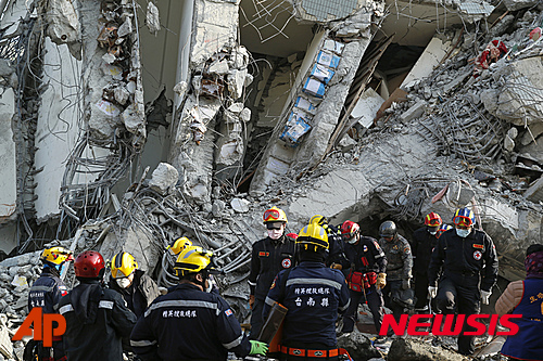 【타이난=AP/뉴시스】 대만 구조대원들이 7일 남부 타이난(台南)에서 지진으로 무너진 건물에서 생존자 구조작업을 벌이고 있다. 6일 대만 남부에서 발생한 규모 6.4의 지진으로 최소 18명이 사망하고 수백명이 부상을 입은 것으로 추정된다. 2016.02.07