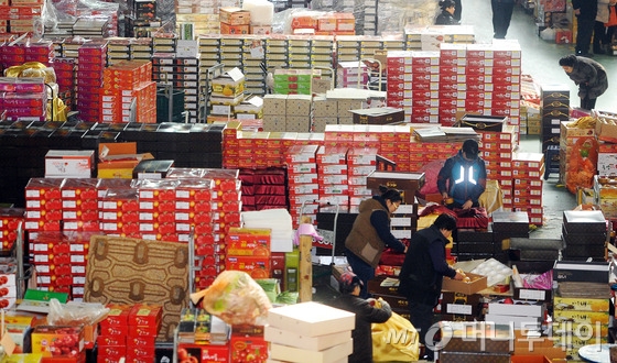 부산 반여농산물도매시장을 찾은 사람들이 제수 및 선물용 과일을 구입하기 위해 둘러보고 있다. / 사진=뉴스1