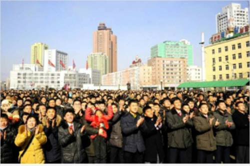 광명성 4호 발사 성공을 자축하는 평양시민들(사진-노동신문)