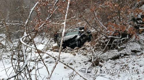 눈길 미끄러져 경사지로 추락한 승용차 (평창=연합뉴스) 8일 오후 강원 평창군 봉평면 덕거리 인근 424번 지방도에서 액티언 승용차(운전자 임모·45)가 도로 오른쪽 20m 아래 경사지로 추락했다. 이 사고로 승용차 운전자 등 일가족 4명이 다쳤으나 큰 부상자는 없는 것으로 알려졌다. 2016.2.8 <<평창소방서>> jlee@yna.co.kr