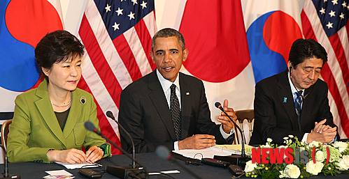 【헤이그(네덜란드)=뉴시스】박근혜 대통령과 버락 오바마 미국 대통령, 아베신조 일본 총리가 참석한 가운데 25일 오후(현지시간) 네덜란드 헤이그 미국 대사관저에서 열린 한·미·일 정상회담에서 오바마 미국 대통령의 모두발언을 하고 있다. 2014.03.26.
