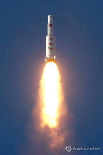 공중으로 치솟는 북한 발사 장거리 로켓(미사일) (평양 교도=연합뉴스 자료사진)