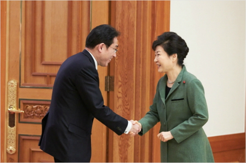 박근혜 대통령이 지난해 12월 28일 오후 청와대에서 기시다 후미오 일본 외무상과 인사하고 있다. (사진=청와대 제공)