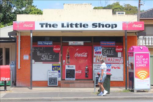 (시드니=연합뉴스) 김기성 특파원 = 호주 50대 한인 부부가 운영하던 시드니 외곽의 가게. 9일 오후 가게 문은 닫히고 가게를 팔겠다는 안내문이 서 있다. 부부는 인종차별적 폭력과 폭언을 한 10대 청소년들을 용서했다.