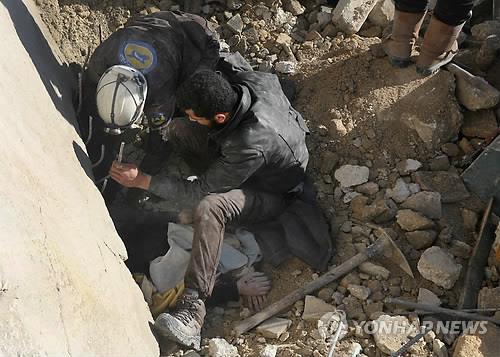 (알레포<시리아> AFP=연합뉴스) 4일(현지시간) 시리아 북부 알레포의 반군 점령지에 대한 시리아 정부군 측의 공습이 있은 뒤 구조대원들이 무너지 건물의 잔해 밑에서 희생자를 끌어내고 있다. 정부군 측이 알레포 공격을 본격적으로 시작한 지난 1일부터 지금까지 이 지역의 주민 약 4만명이 피란길에 올랐다. lkm@yna.co.kr (끝)