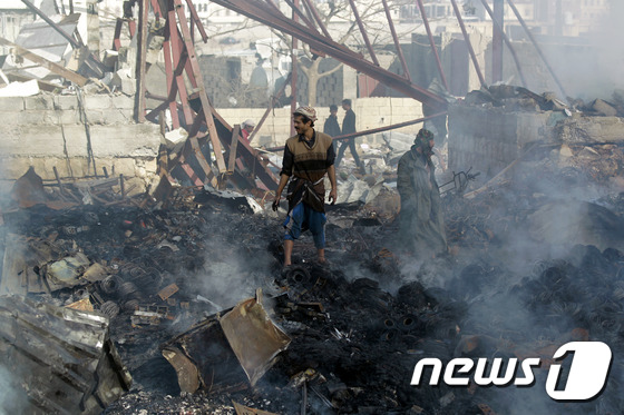 사우디아라비아의 공습으로 폐허가 된 예멘의 한 바느질 공방. © AFP=뉴스1