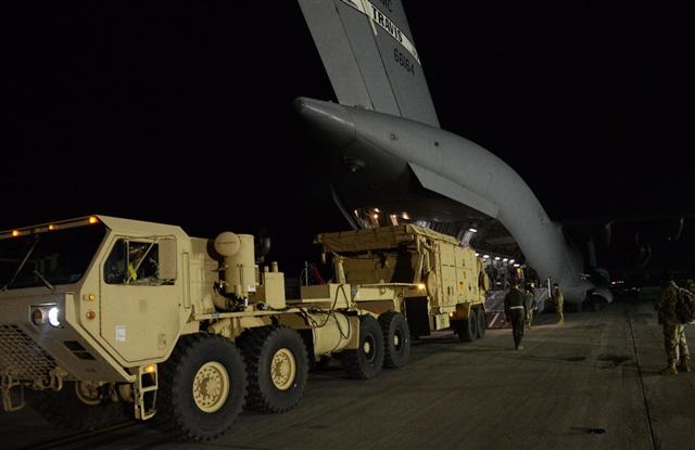지난 8일 미국 텍사스에서 C-17 수송기를 이용해 옮겨진 미국 패트리어트(PAC-3) 미사일 부대가 경기도 오산공군 기지로 추가 배치되고 있다.  주한미군사령부 제공 연합뉴스