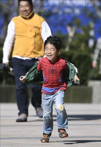 일본 열도의 기온이 급상승한 14일 도쿄 오타구에서 놀고 있는 아이의 모습(교도.연합뉴스)