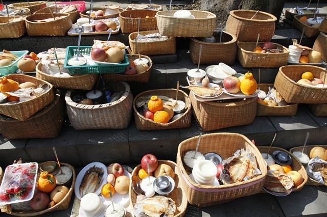 대나무 바구니 ‘차롱’에 정성껏 음식을 담은 모습.