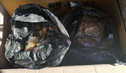 (울산=연합뉴스) 울산 중부경찰서는 노인들에게 저가 약재를 특효약인 것처럼 속여 판매한 혐의(사기 등)로 차모(56·여)씨 등 6명을 불구속 입건했다고 16일 밝혔다. 사진은 이들이 판매한 중국산 저가 약재. 2016.2.16 << 울산 중부경찰서 >> yongtae@yna.co.kr (끝)