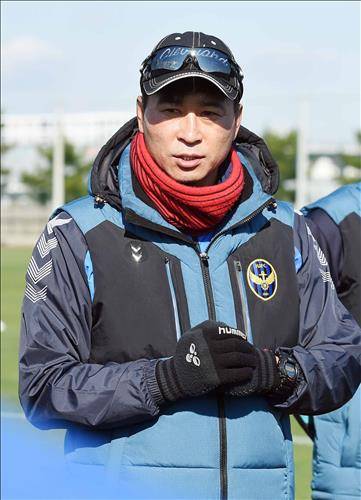 일본 오사카에서 전지훈련을 하고 있는 인천 유나이티드 김도훈 감독 모습.<<인천 유나이티드 사진 제공>>