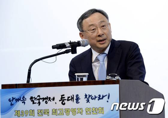 황창규 KT 회장이 18일 서울 중구 웨스틴조선호텔에서 열린 한국경영자총협회 제39회 전국 최고경영자 연찬회 '안개 속 한국경제 등대를 찾아라!'에서 기조강연을 하고 있다. 2016.2.18/뉴스1 © News1 안은나 기자