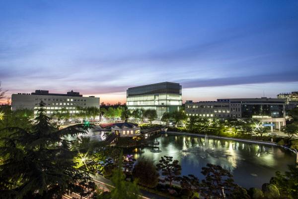 원광대학교 캠퍼스는 전국 대학 가운데 풍경이 으뜸이라는 평가를 받는다. 사진은 캠퍼스 야경. 원광대학교 제공