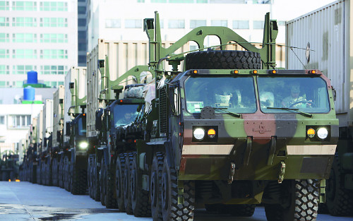 미군 수송차량들이 19일 부산항에서 실시된 한·미 연합 전시증원(RSOI) 훈련에 참가해 컨테이너 화물을 가득 실은 채 이동하고 있다. 육군 제공
