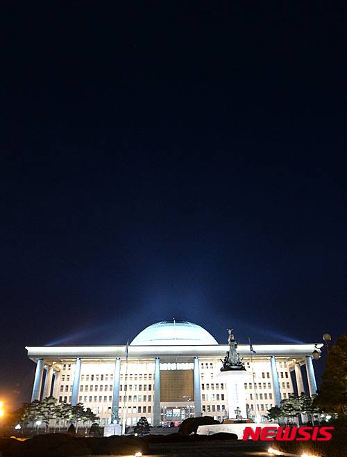 【서울=뉴시스】홍찬선 기자 = 더불어민주당이 테러방지법을 직권상정할 것을 대비해 필리버스터(의회 안에서 다수파의 독주를 막기 위해 이뤄지는 의사진행 방해행위)를 실행한 23일 오후 서울 여의도 국회에 불이 환히 밝혀져 있다. 2016.02.23. mania@newsis.com