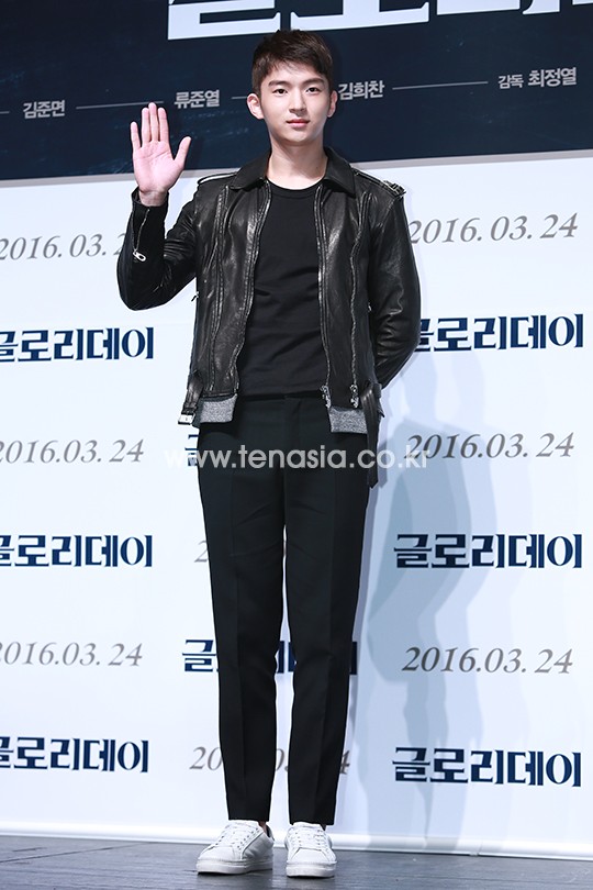 배우 김희찬이 포토타임을 갖고 있다. (글로리데이)