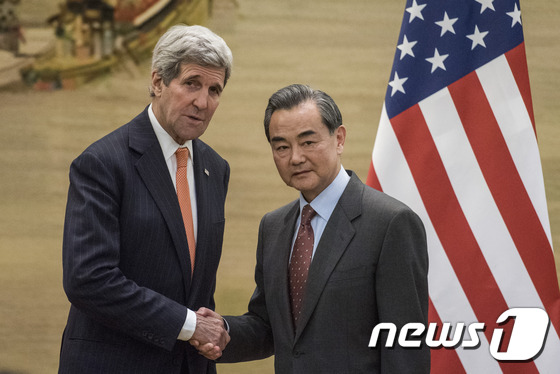 케리 미국 국무장관과 왕이 중국 외교부장.. © AFP=뉴스1