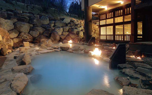 자오온천은 1900년 전에 발견된 강산성의 유황천으로 물 색깔 자체가 뽀얗다. 야마가타현 제공