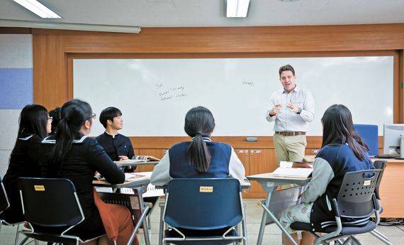 부산국제고는 다양한 언어를 사용하는 원어민 교사가 많다. 이들은 외국어 수업뿐 아니라 여러 특강을 통해 학생들과 국내외 이슈에 대해 토론을 벌인다. 김경록 기자