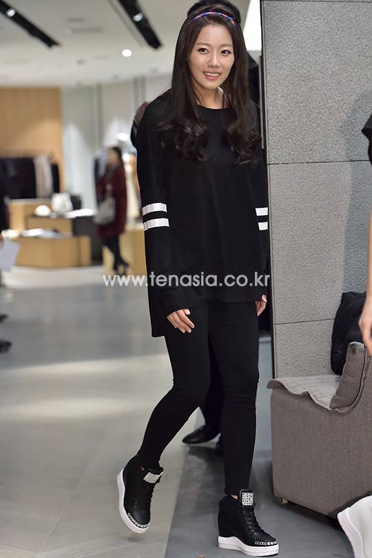 멜로디데이 멤버 예인이 행사장에 들어서고 있다.