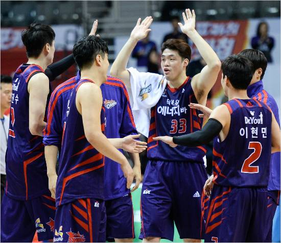 '이겼다!' 오리온 이승현(33번)이 26일 동부와 6강 플레이오프 1차전에서 대승을 거둔 뒤 팀 동료들과 하이파이브를 하며 기뻐하고 있다.(고양=KBL)