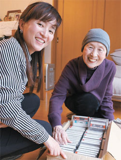 가와타 대표가 배봉기 할머니를 인터뷰한 녹음 테이프 70여 개를 꺼내 보이고 있다. 왼쪽은 그의 신간을 공동 번역한 김해경 재일 저널리스트.